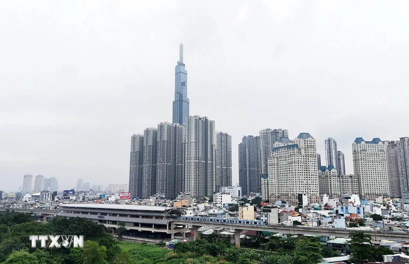 Tuyến metro số 1 tăng tần suất lên 240 chuyến/ngày để phục vụ người dân trong dịp lễ 30/4 và 1/5. (Ảnh: Hồng Đạt/TTXVN)