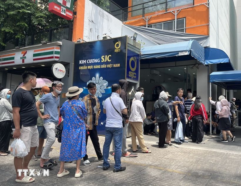 Người dân xếp hàng mua vàng tại Trung tâm vàng bạc đá quý SJC Minh Khai, Thành phố Hồ Chí Minh. (Ảnh: Hứa Chung/TTXVN)