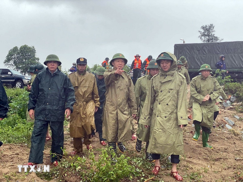 Phó Phó Thủ tướng Trần Hồng Hà cùng đoàn công tác kiểm tra công tác gia cố tuyến đê Hội Thống, xã Đan Hải, tỉnh Hà Tĩnh. (Ảnh: TTXVN phát)