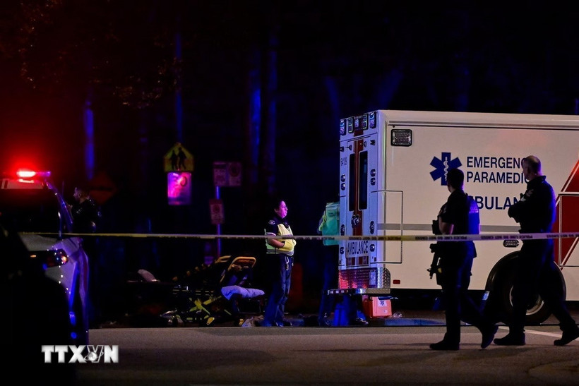 Cảnh sát phong tỏa hiện trường vụ lao xe vào đám đông ở thành phố Vancouver, Canada tối 26/4/2025. (Ảnh: Reuters/TTXVN)