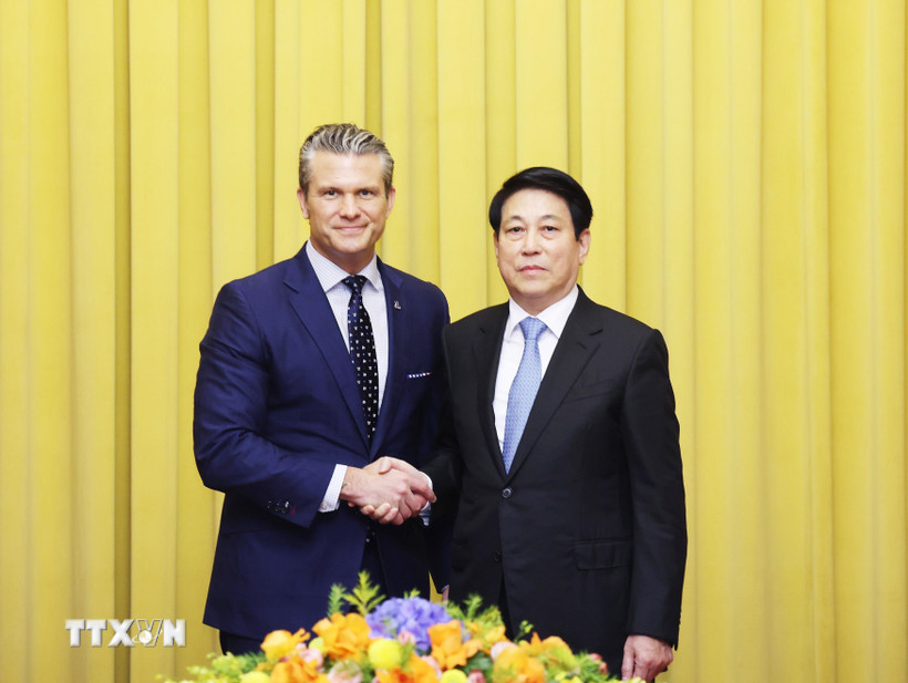 Chủ tịch nước Lương Cường tiếp Bộ trưởng Bộ Chiến tranh Hoa Kỳ Pete Hegseth. (Ảnh: Lâm Khánh/TTXVN)