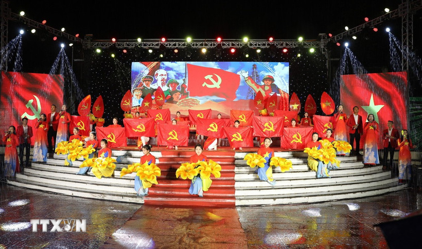 Tiết mục văn nghệ trong chương trình nghệ thuật đặc biệt “Sắc vàng non cao - Âm vang Tổ quốc”. (Ảnh: Tuấn Anh/TTXVN)