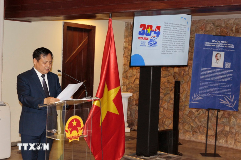 Đại sứ Việt Nam tại Brazil Bùi Văn Nghị phát biểu tại buổi gặp gỡ. (Ảnh: TTXVN phát)