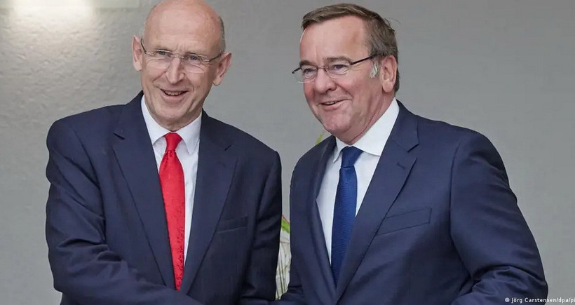 Bộ trưởng Quốc phòng Anh John Healey (trái) và người đồng cấp Đức Boris Pistorius. (Ảnh: DW)