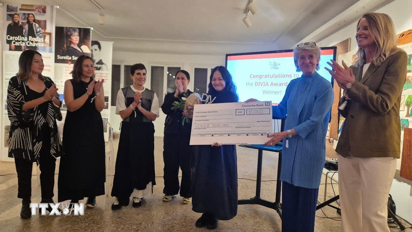 Kiến trúc sư Trần Thị Ngụ Ngôn được trao giải. (Ảnh: Dương Hoa/TTXVN)