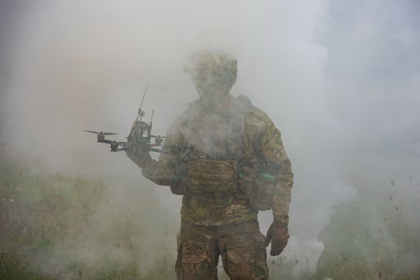Một binh sỹ Mỹ cầm trên tay drone FPV trong cuộc tập trận đa quốc gia Saber Junction 25 tại Khu huấn luyện Hohenfels, Đức, ngày 9/9. (Nguồn: militarytimes)