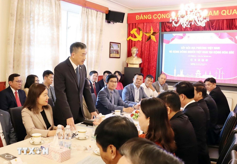 Đại sứ Việt Nam tại Cộng hòa Séc Dương Hoài Nam phát biểu tại buổi làm việc với lãnh đạo 6 tỉnh và cộng đồng doanh nghiệp Việt Nam tại Séc. (Ảnh: Việt Dũng/TTXVN)