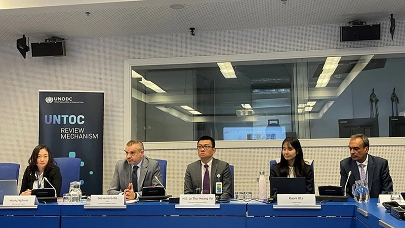 Đại sứ Vũ Lê Thái Hoàng (giữa) và các đại biểu tại Hội thảo. (Ảnh: Báo Nhân dân)