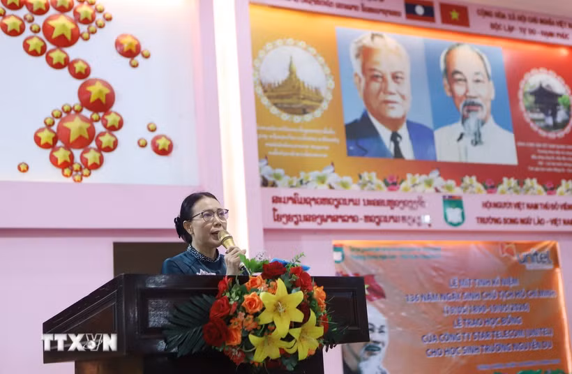 Cô Sivanheung Phengkhammay, Hiệu trưởng trường Song ngữ Lào-Việt Nam Nguyễn Du phát biểu tại kỷ niệm. (Ảnh: Xuân Tú/TTXVN)