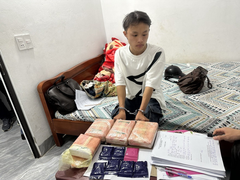 Đối tượng Vạ A Ba cùng tang vật. (Ảnh: TTXVN phát)