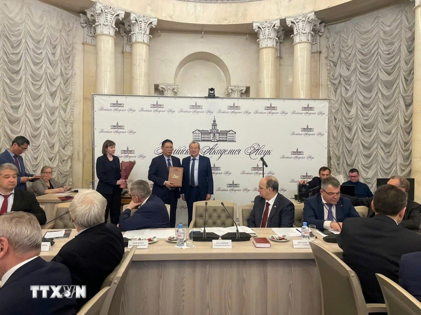 Giáo sư-Viện sỹ Châu Văn Minh đã trân trọng đón nhận danh hiệu cao quý từ Giáo sư- Viện sỹ Gennedy Kraniskov, Chủ tịch Viện Hàn lâm Khoa học Nga, Anh hùng Lao động Nga. (Ảnh: Tâm Hằng/TTXVN)