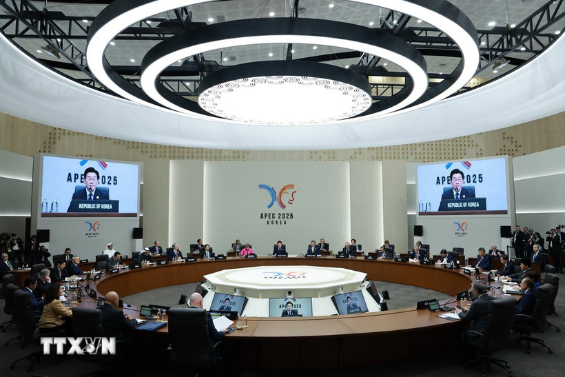 Ngày 31/10/2025, Hội nghị các Nhà lãnh đạo Kinh tế APEC - sự kiện chính của Tuần lễ Cấp cao APEC 2025, diễn ra tại thành phố Gyeongju của Hàn Quốc, với tâm điểm là việc liệu các thành viên có thể thông qua “Tuyên bố Gyeongju” trong bối cảnh các thách thức ngày càng lớn đối với tự do thương mại và chủ nghĩa đa phương. (Ảnh: Yonhap/TTXVN)