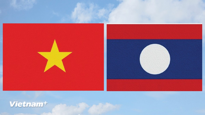 Cờ Việt Nam và cờ Lào. (Ảnh: Vietnam+)