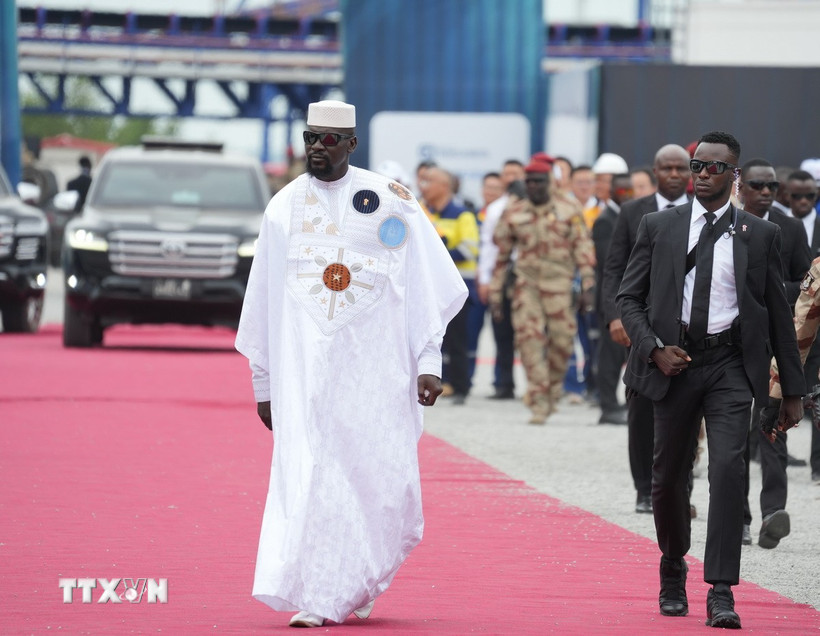 Ông Mamady Doumbouya (trái) tới dự một sự kiện ở Forecariah, Guinea ngày 11/11/2025. (Ảnh: THX/TTXVN)