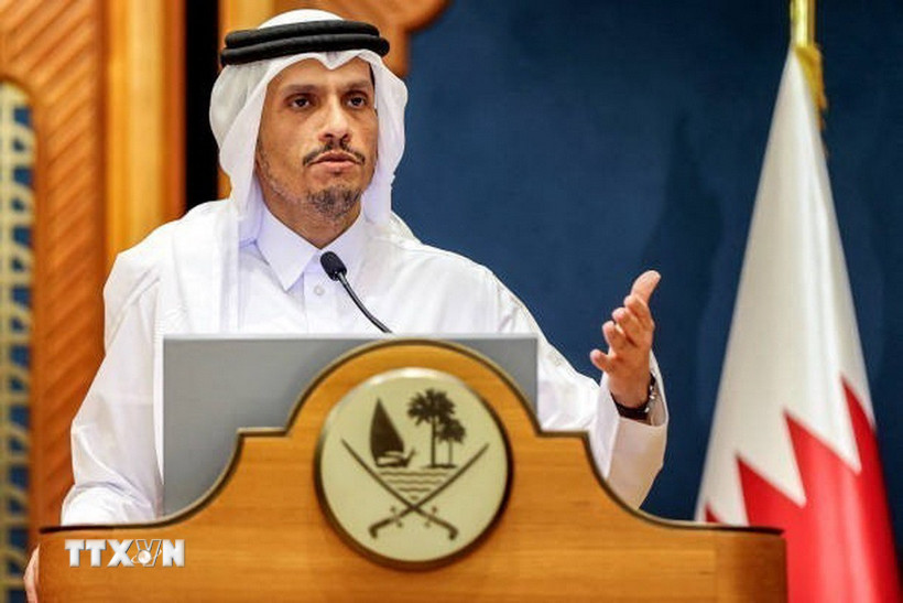 Thủ tướng Qatar Sheikh Mohammed bin Abdulrahman bin Jassim Al Thani phát biểu trong cuộc họp báo ở Doha ngày 12/6/2024. (Ảnh: Getty Images/TTXVN)