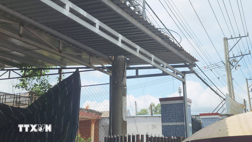 Điện lực Đồng Nai thống nhất di dời trụ điện khi được bàn giao mặt bằng sạch toàn tuyến. (Ảnh: Đậu Tất Thành/TTXVN)