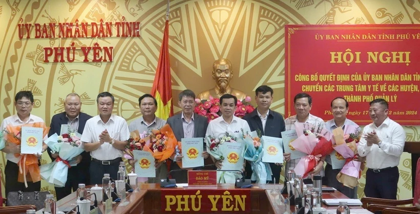 Ông Đào Mỹ, Phó Chủ tịch UBND tỉnh Phú Yên (thứ ba, trái) trao quyết định cho lãnh đạo UBND các huyện, thị xã, thành phố. (Ảnh: TTXVN phát)