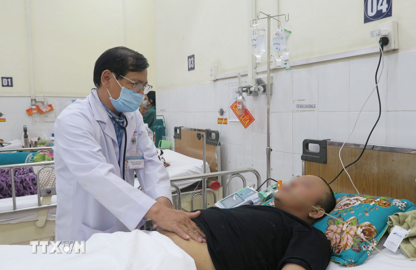 Bệnh nhân viêm tụy cấp đang điều trị tại Bệnh viện Nguyễn Tri Phương, Thành phố Hồ Chí Minh. (Ảnh: Đinh Hằng/TTXVN)
