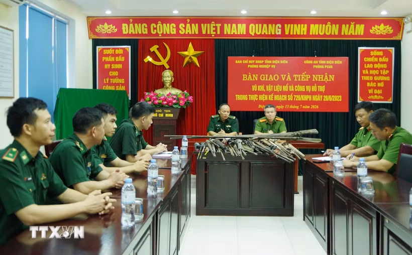 Quang cảnh buổi bàn giao 39 khẩu súng các loại giữa các đơn vị. (Ảnh: TTXVN phát)