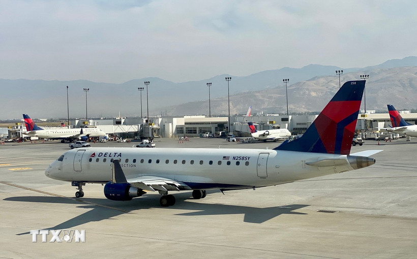 Máy bay của Hãng hàng không Delta Air Lines tại sân bay quốc tế Salt Lake City, bang Utah, Mỹ. (Ảnh: AFP/TTXVN)