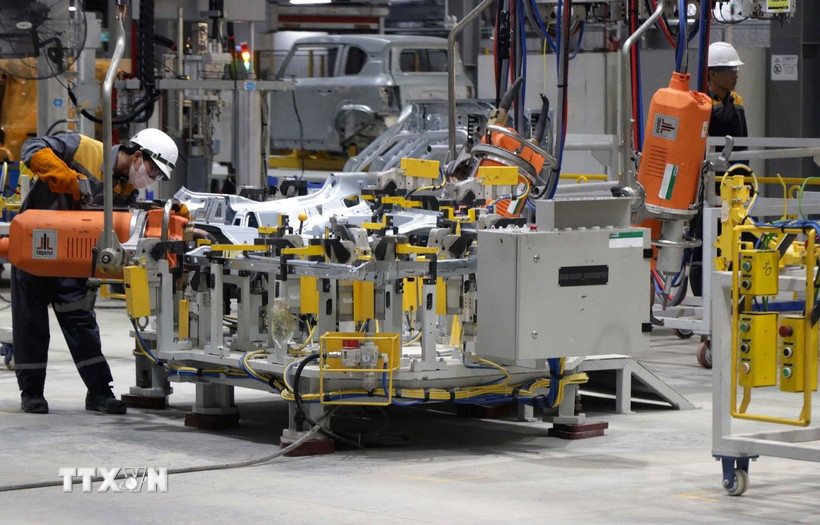 Công nhân sản xuất ôtô tại Nhà máy VinFast. (Ảnh: Công Tường/TTXVN)