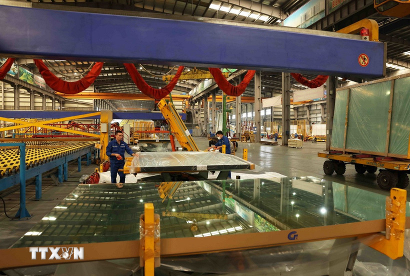 Sản xuất kính xây dựng ở Nhà máy Kính CFG Ninh Bình, Khu công nghiệp Khánh Cư, huyện Yên Khánh, tỉnh Ninh Bình. (Ảnh: Vũ Sinh/TTXVN)