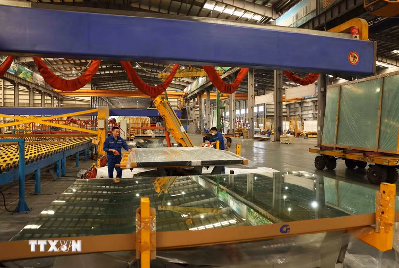 Sản xuất kính xây dựng ở Nhà máy Kính CFG Ninh Bình, Khu công nghiệp Khánh Cư, huyện Yên Khánh, tỉnh Ninh Bình. (Ảnh: Vũ Sinh/TTXVN)