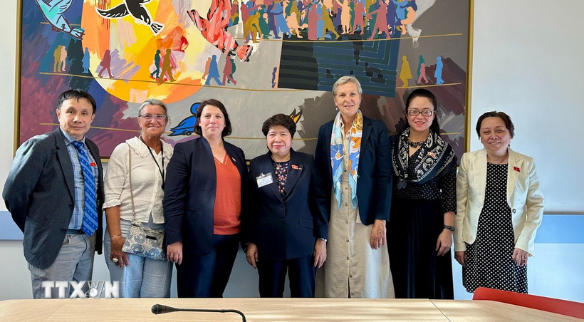 Hai nhóm nghị sỹ hữu nghị Pháp-Việt và Việt-Pháp chụp ảnh trong khuôn viên tòa nhà Quốc hội Pháp. (Ảnh: Thu Hà/TTXVN)