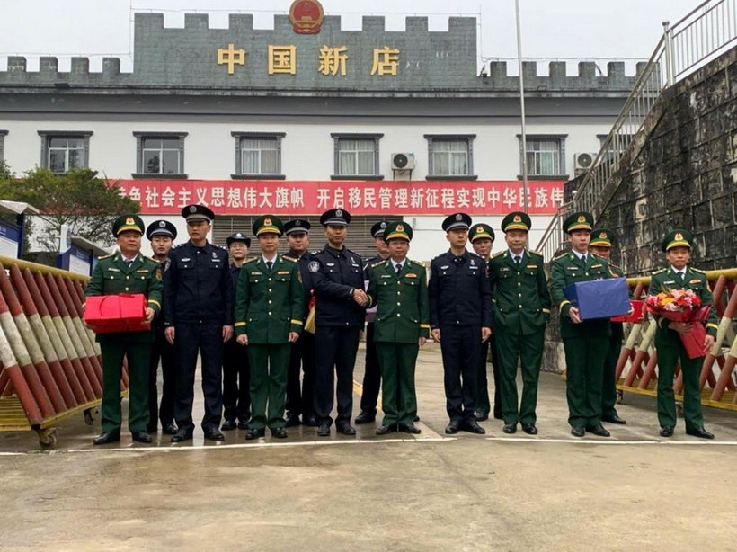 Đồn Biên phòng Mường Khương, BĐBP Lào Cai và Phân trạm kiểm tra Biên phòng xuất nhập cảnh Kiều Đầu, huyện Hà Khẩu, tỉnh Vân Nam (Trung Quốc) gặp gỡ thăm hỏi giao lưu tại cửa khẩu phụ Mường Khương. (Ảnh: Báo Biên phòng)