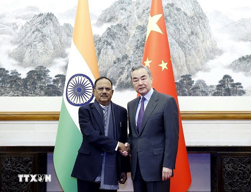 Bộ trưởng Ngoại giao Trung Quốc Vương Nghị (phải) và Cố vấn An ninh Quốc gia Ấn Độ (NSA) Ajit Doval tại cuộc họp ở Bắc Kinh ngày 19/12/2024. (Ảnh: ANI/TTXVN)