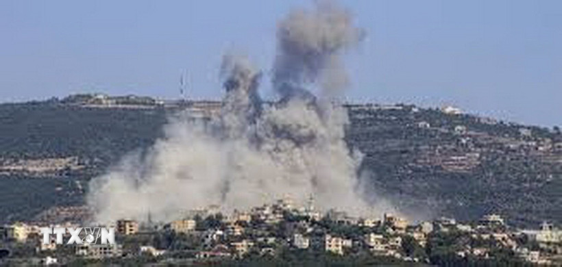 Khói bốc lên sau cuộc không kích của Israel xuống miền Nam Liban ngày 22/3/2025. (Ảnh: IRNA/TTXVN)