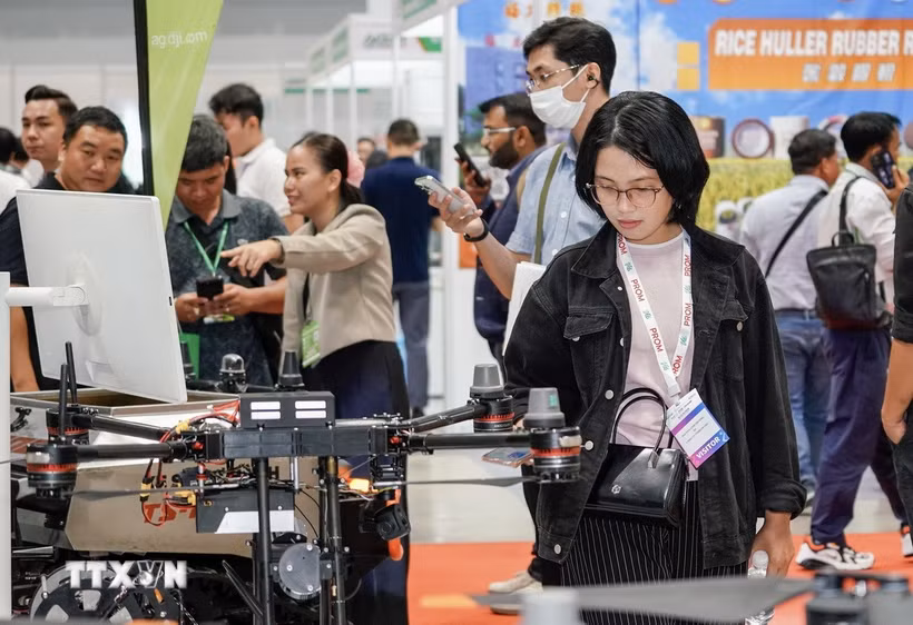 Khách tham quan thiết bị phục vụ sản xuất nông nghiệp tại Agri & Biotech Vietnam 2026. (Ảnh: Xuân Anh/TTXVN)