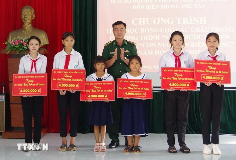 Thượng tá Nguyễn Quốc Việt, Chính ủy Bộ đội Biên phòng tỉnh Ninh Bình, tặng quà cho các gia đình gia đình có hoàn cảnh khó khăn và "Con nuôi Đồn Biên phòng". (Ảnh: Đức Phương/TTXVN)