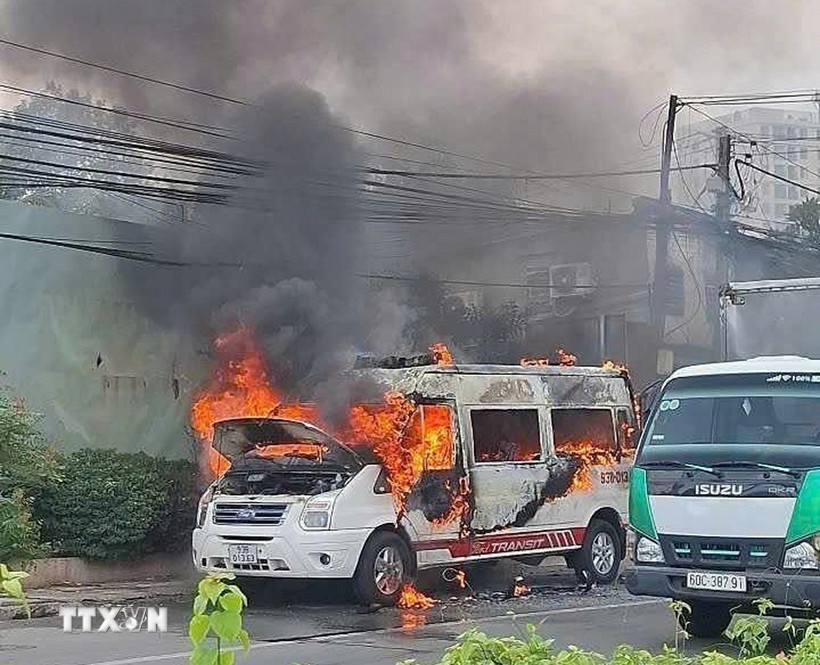 Chiếc xe cấp cứu bốc cháy dữ dội trên Quốc lộ 13 đoạn qua thành phố Thuận An, tỉnh Bình Dương. (Ảnh: TTXVN phát)