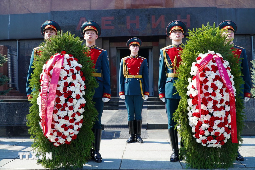Đặt hoa kỷ niệm 155 năm Ngày sinh của V.I. Lenin tại Lăng Lenin ở Moskva. (Ảnh: Tâm Hằng/TTXVN)