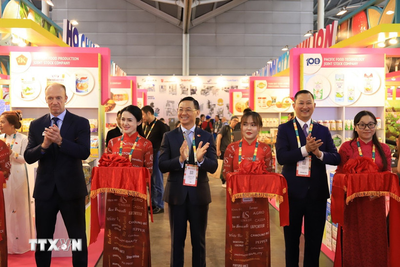 Các đại biểu cắt băng khai trương Không gian giới thiệu sản phẩm tiêu biểu của doanh nghiệp Thành phố Hồ Chí Minh. (Ảnh: Tất Đạt/TTXVN)