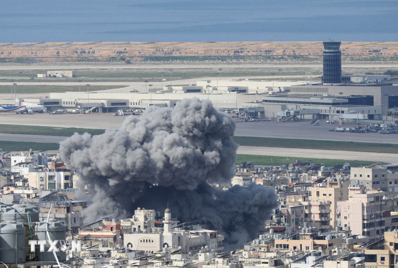 Khói bốc lên sau cuộc không kích của Israel tại Beirut, Liban, ngày 4/3/2026. (Ảnh: THX/TTXVN)