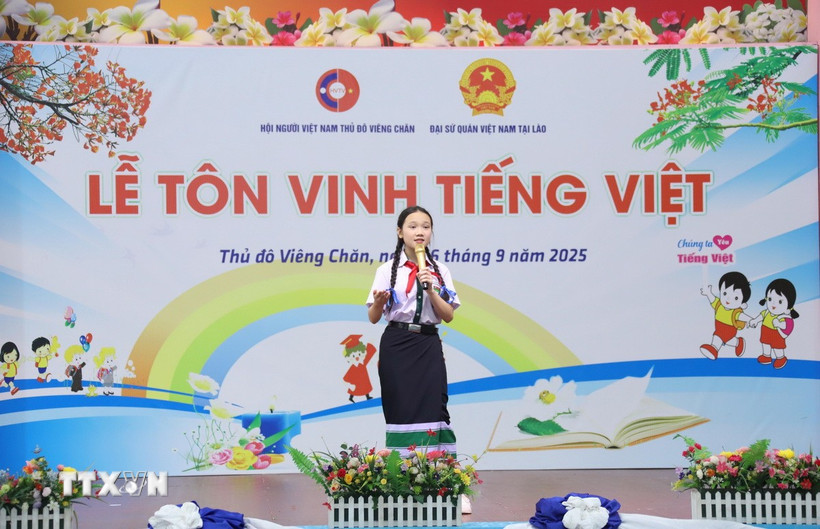 Em Vila Xaynhavong, học sinh lớp 8A Trường Song ngữ Lào-Việt Nam Nguyễn Du tham gia phần thi kể chuyện bằng tiếng Việt với chủ đề "Địa đạo Vịnh Mốc-Quảng Trị, nơi sự sống bất diệt". (Ảnh: Xuân Tú/TTXVN)