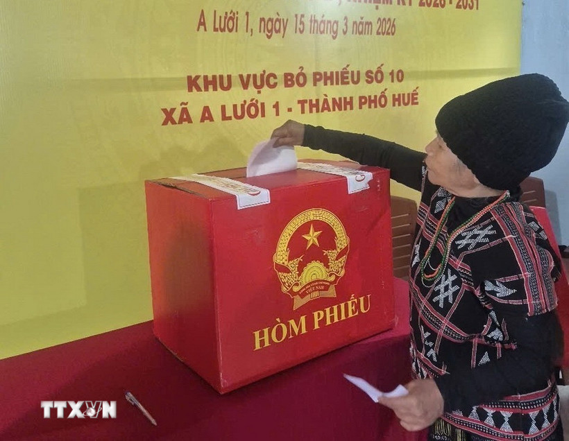 Cử tri xã A Lưới 1, thành phố Huế tham gia bỏ phiếu. (Ảnh: Mai Trang/TTXVN)