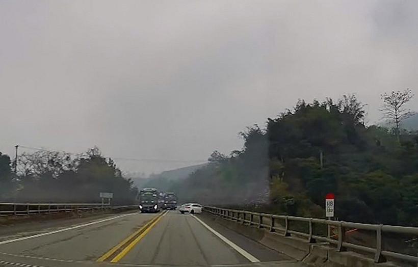 Chiếc xe trắng do tài xế Tr lái trên cao tốc Nội Bài- Lào Cai quay đầu xe trong khi có nhiều phương tiện khác đang lưu thông. (Ảnh: Cục CSGT)