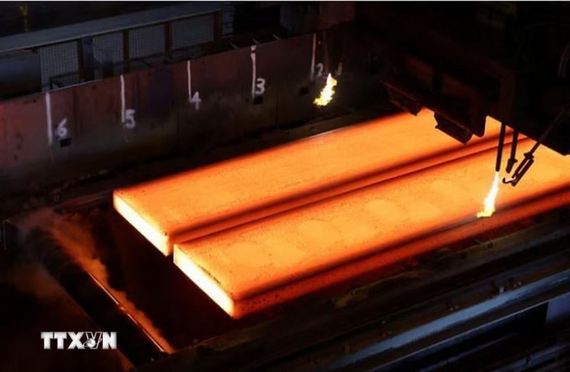 Sản xuất thép trong nhà máy BlueScope ở Port Kembla, Australia. (Ảnh: Reuters/TTXVN)
