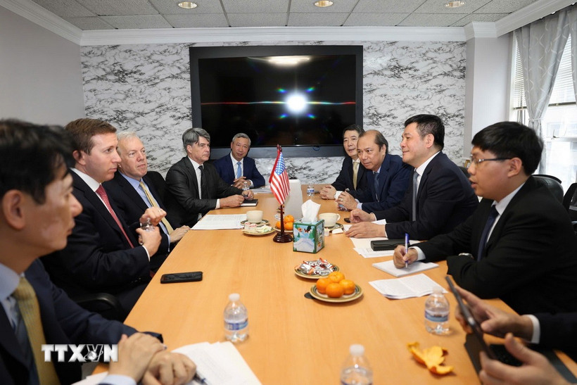 Bộ trưởng Công Thương Nguyễn Hồng Diên làm việc với ông Jeffrey Perlman – Chủ tịch Quỹ đầu tư Warburg Pincus kiêm Chủ tịch Hội đồng Kinh doanh Mỹ - ASEAN (USABC). (Ảnh: TTXVN phát)