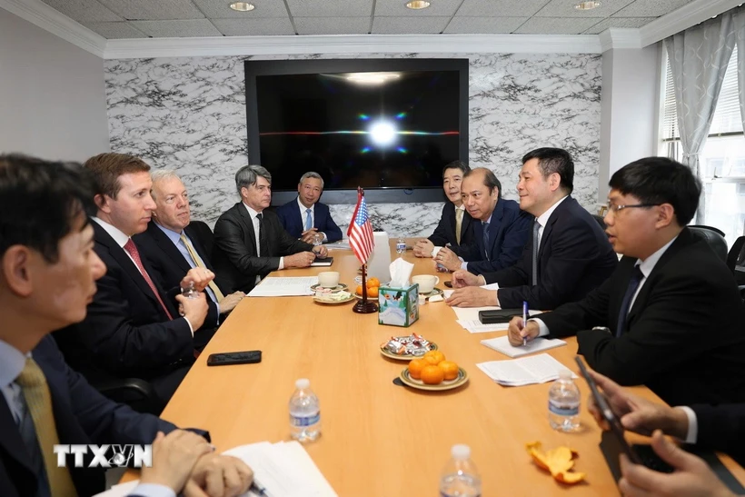 Bộ trưởng Công Thương Nguyễn Hồng Diên làm việc với ông Jeffrey Perlman – Chủ tịch Quỹ đầu tư Warburg Pincus kiêm Chủ tịch Hội đồng Kinh doanh Mỹ - ASEAN (USABC). (Ảnh: TTXVN phát)