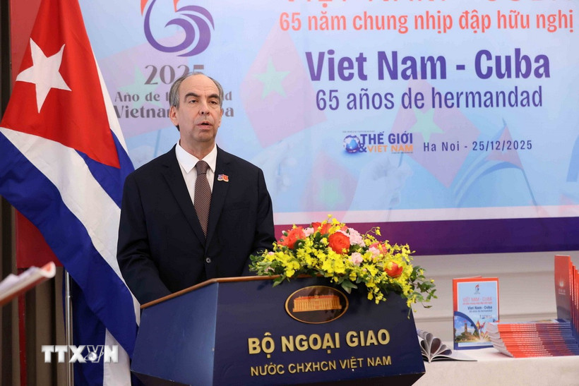 Đại sứ nước Cộng hòa Cuba tại Việt Nam Rogelio Polanco Fuentes phát biểu tại buổi lễ ra mắt Đặc san "Việt Nam - Cuba: 65 năm chung nhịp đập hữu nghị" (Ảnh: An Đăng/TTXVN)