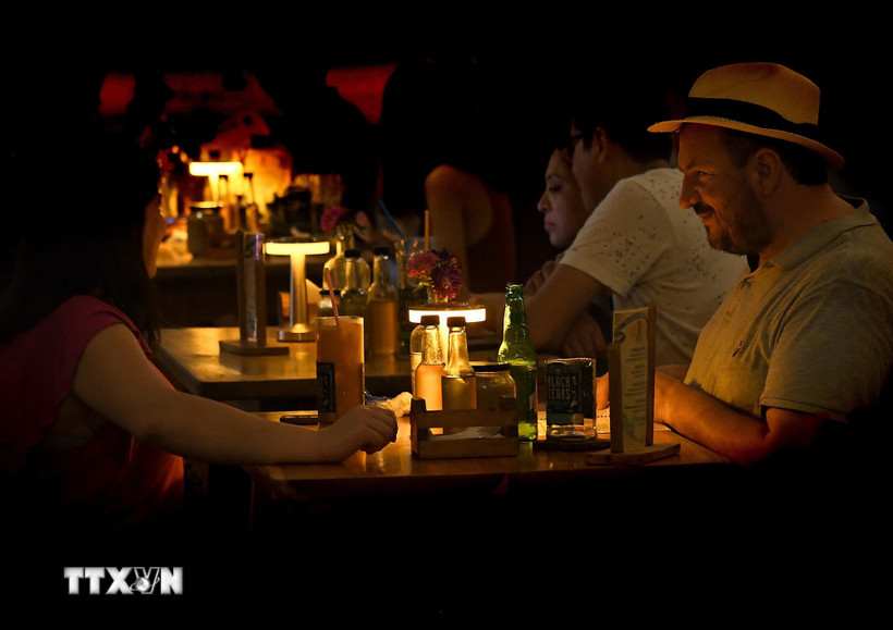 Người dân dùng bữa trong khách sạn phải thắp đèn chạy bằng pin khi sự cố mất điện xảy ra ở thủ đô Havana, Cuba ngày 15/2/2025. (Ảnh: THX/TTXVN)