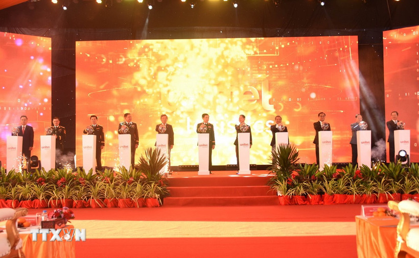 Các đại biểu hai nước Việt Nam-Lào nhấn nút khai trương ra mắt Unitel Logistics. (Ảnh: Xuân Tú/TTXVN)