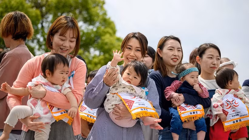 Các bậc phụ huynh bế con trước cuộc thi Nakisumo (hay còn gọi là cuộc thi Sumo dọa em bé khóc) tại chùa Sensoji ở Tokyo ngày 26/4/2025. (Ảnh: AFP/Getty Images)