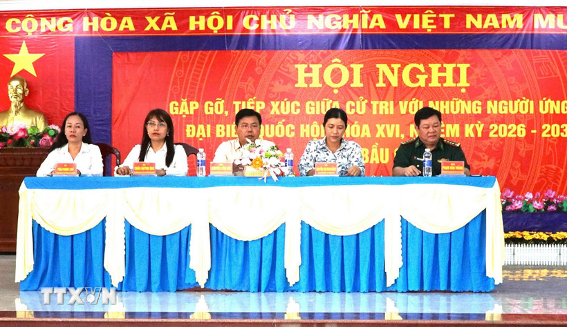 Các ứng cử viên đại biểu Quốc hội khóa XVI tại đơn vị bầu cử số 1 tiếp xúc cử tri tại đặc khu Thổ Châu. (Ảnh: Văn Sĩ/TTXVN)