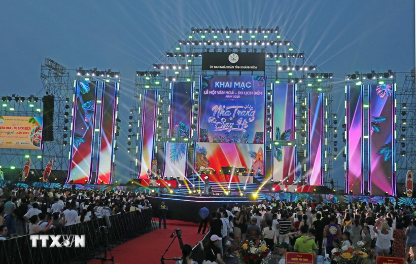 Các ca sỹ mang đến năng lượng mạnh mẽ với các ca khúc nhạc rock, làm bùng cháy không khí "Nha Trang say Hi". (Ảnh: Đặng Tuấn/TTXVN)