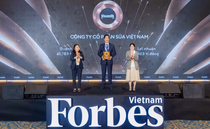 Ông Nguyễn Quốc Khánh - Giám đốc Điều hành Nghiên cứu và Phát triển Vinamilk nhận vinh danh Top 50 Công ty niêm yết tốt nhất Việt Nam. (Ảnh: Forbes Việt Nam)